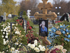В СМИ появилась информация о том, что возле могилы Бориса Моисеева, расположенной на Троекуровском кладбище, выставили дополнительный пост охраны, который запрещает фотографировать место захоронения.