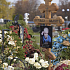 В СМИ появилась информация о том, что возле могилы Бориса Моисеева, расположенной на Троекуровском кладбище, выставили дополнительный пост охраны, который запрещает фотографировать место захоронения.